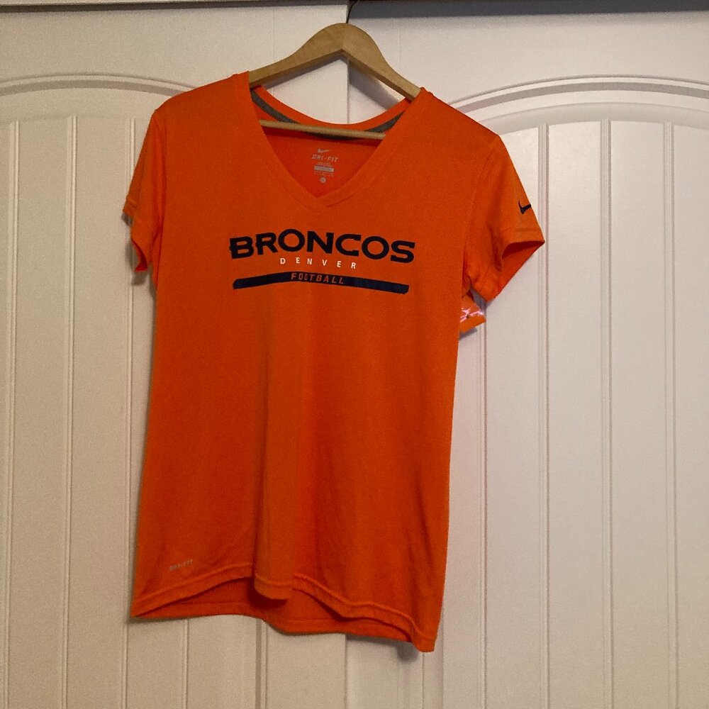 Denver Broncos Orange T Shirt Womens Medium Short Sleeve Nike Dri Fit NFL V Neck
